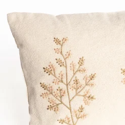 Almohada bordada BELLE con flores 30x50cm