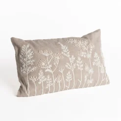 Almohada bordada DAISY gris con flores 30x50cm