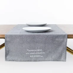 Camino de mesa con frase gris oscuro 50x140cm