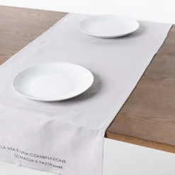 Camino de mesa con frase taupe 50x140cm
