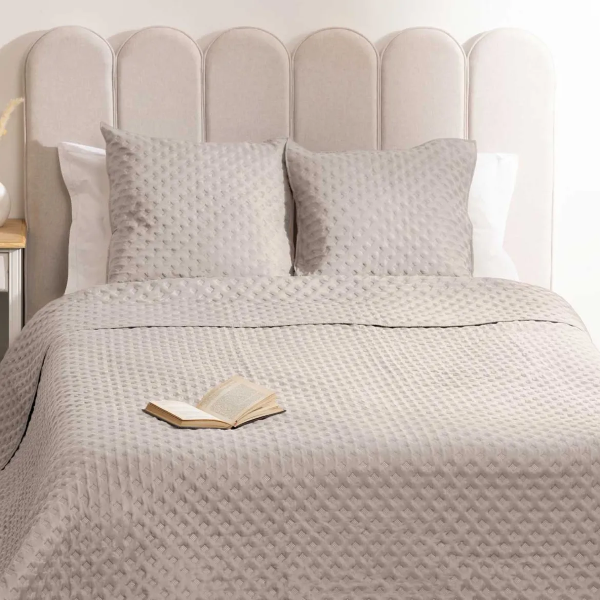 Colcha 240x260cm Y 2 Fundas Almohada Kalia Beige