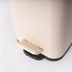 Cubo de baño con tapa de metal beige 5l