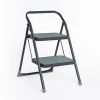 Escalera gris de metal con 2 peldaños
