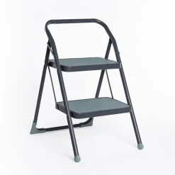 Escalera gris de metal con 2 peldaños