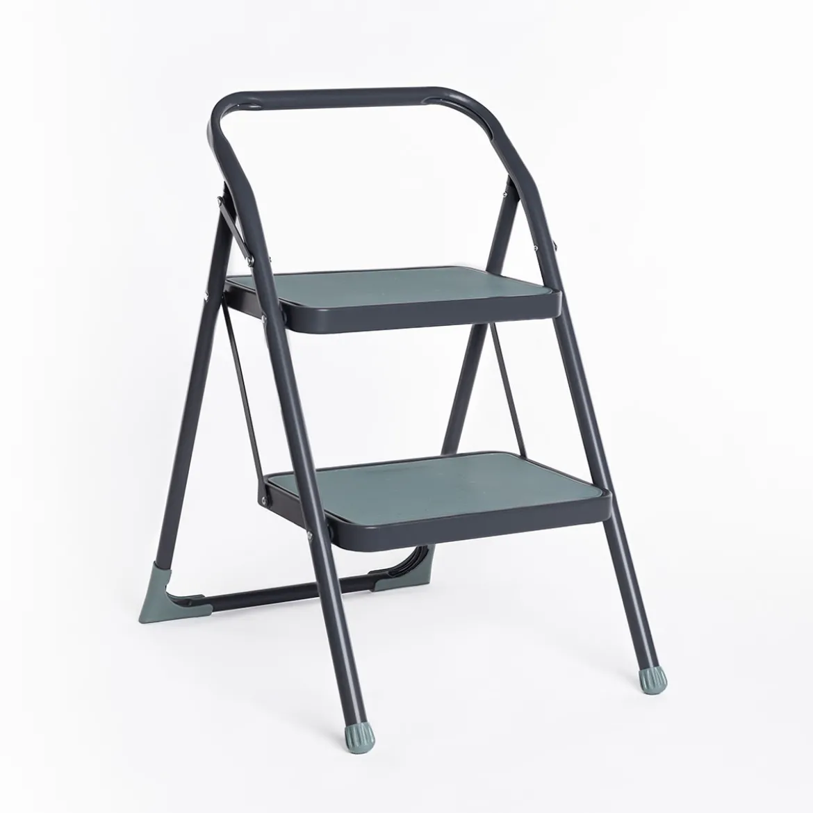 Escalera gris de metal con 2 peldaños