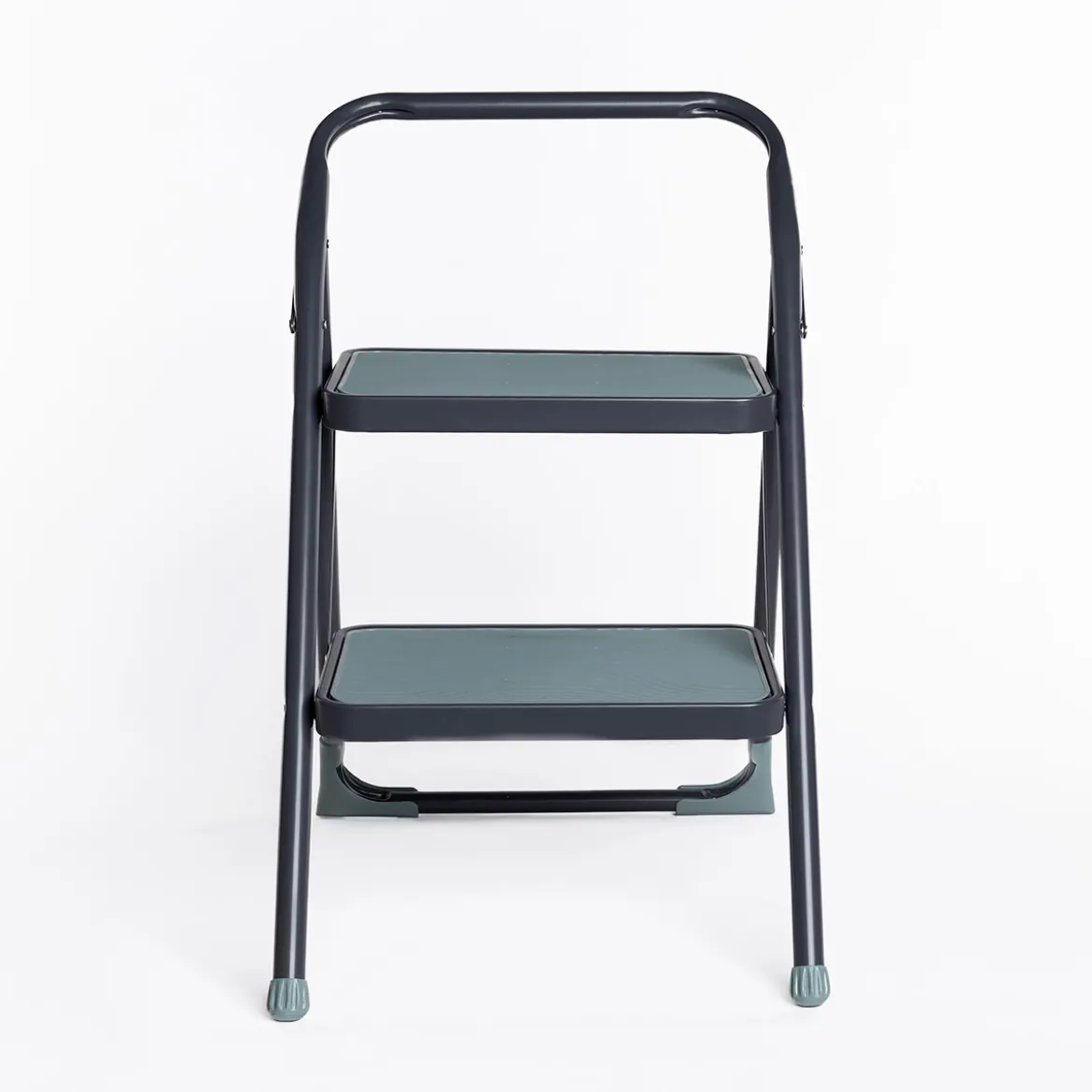 Escalera gris de metal con 2 peldaños