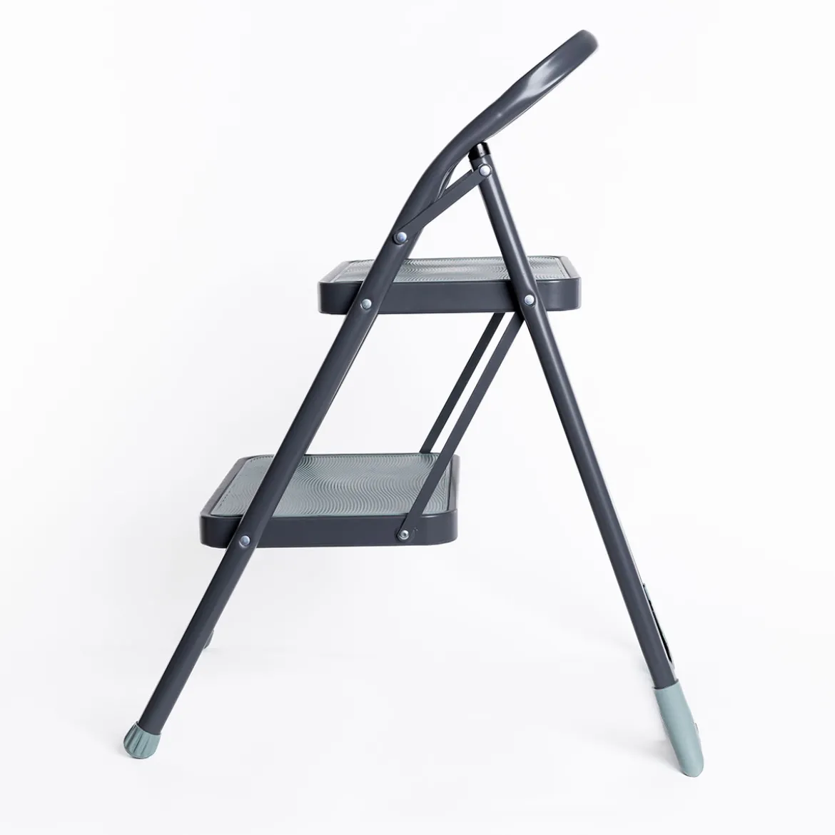 Escalera gris de metal con 2 peldaños