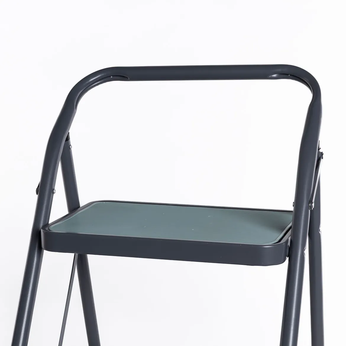Escalera gris de metal con 2 peldaños