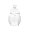 Figura de mujer sentada de cerámica blanca