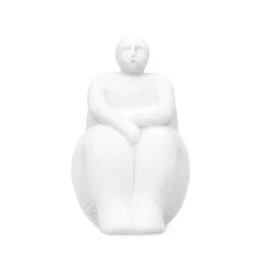 Figura de mujer sentada de cerámica blanca
