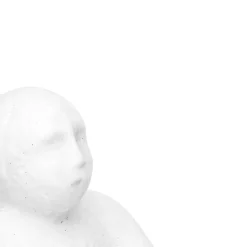 Figura de mujer sentada de cerámica blanca