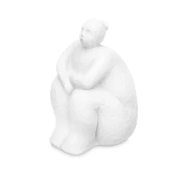 Figura de mujer sentada de cerámica blanca