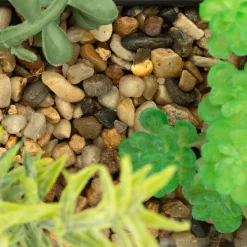 Maceta colgante de metal con plantas artificiales