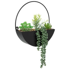 Maceta colgante de metal con plantas artificiales