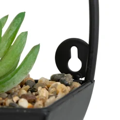 Maceta colgante de metal con plantas artificiales
