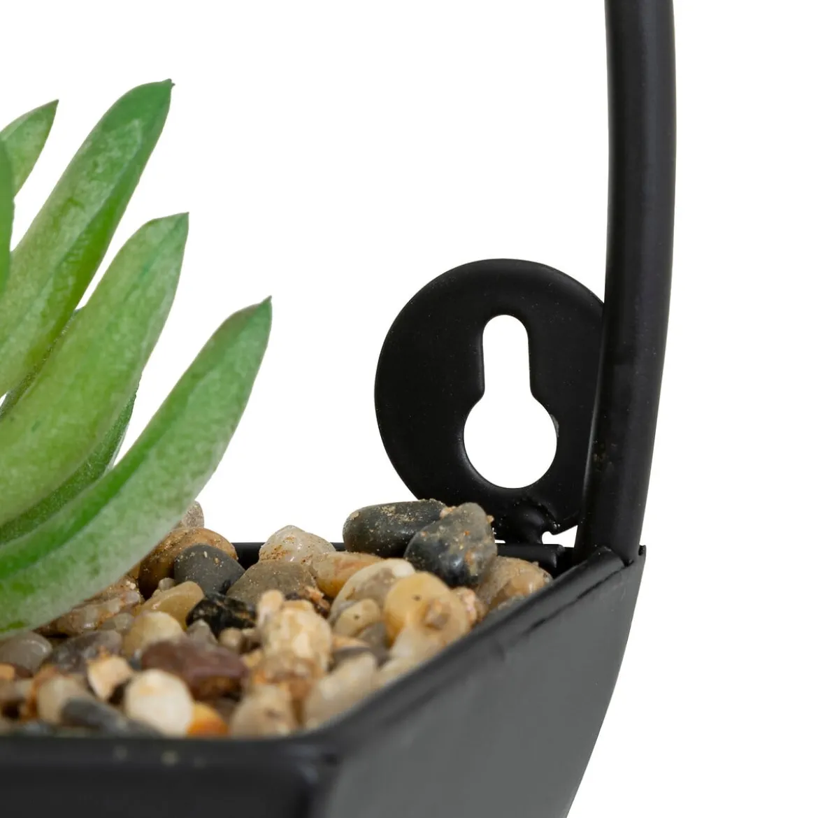 Maceta colgante de metal con plantas artificiales