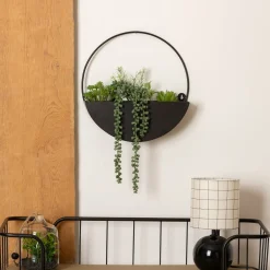 Maceta colgante de metal con plantas artificiales