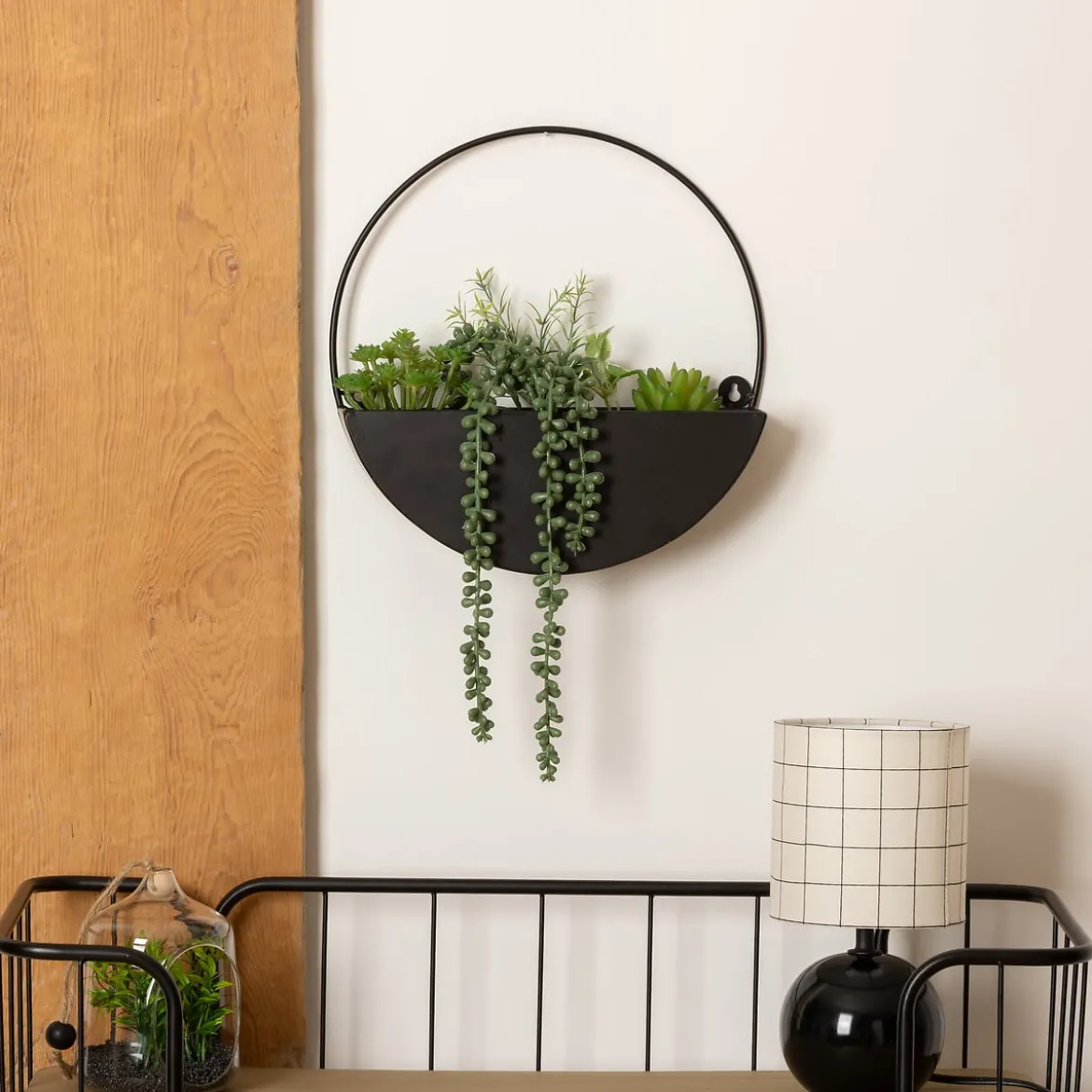 Maceta colgante de metal con plantas artificiales