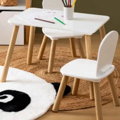 Mesa con 2 sillas blancas