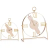 Reloj de sobremesa de metal dorado y MDF