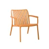 Silla de exterior amarilla con reposabrazos