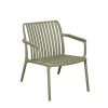 Silla de exterior verde con reposabrazos