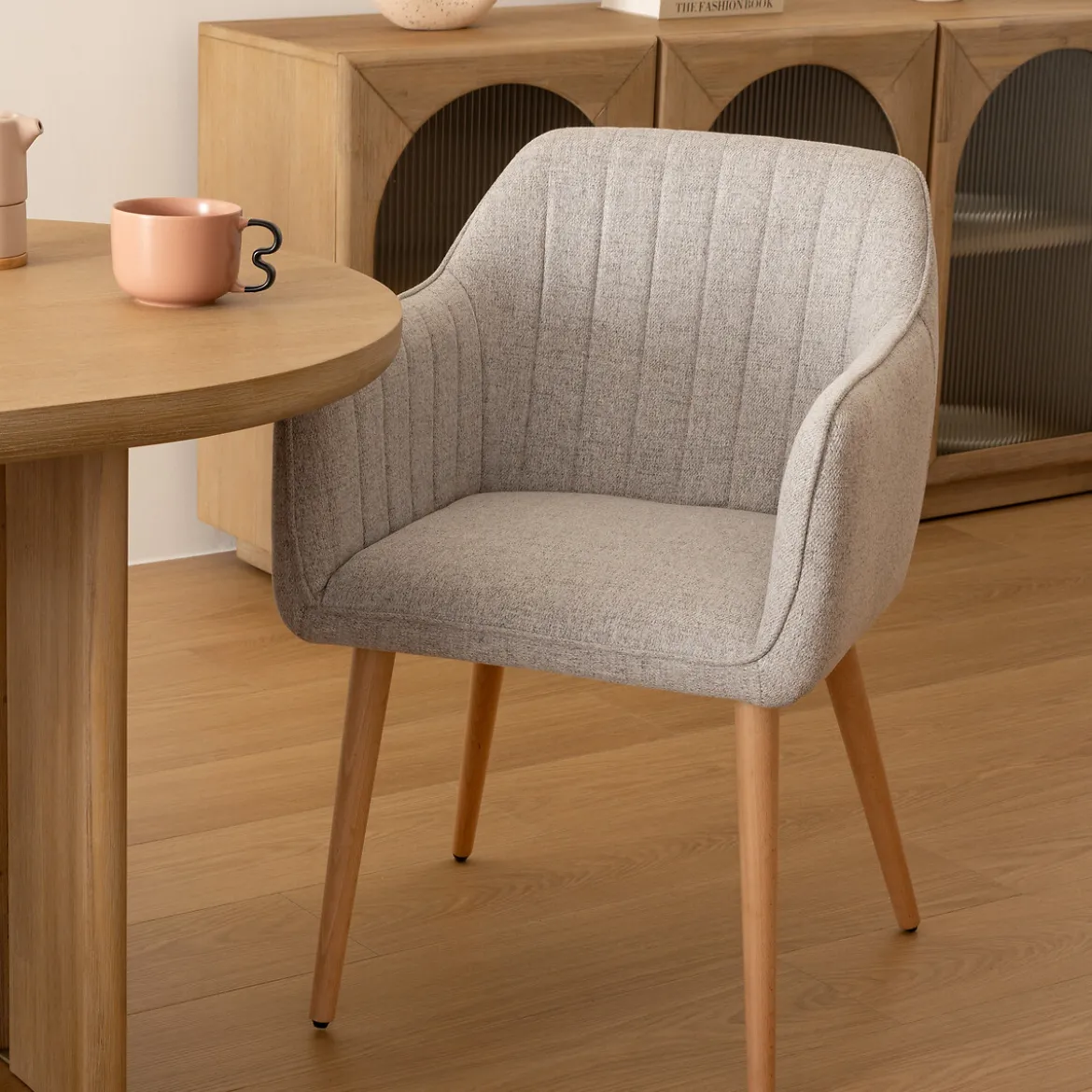 Sillón De Tela Gris Claro Con Patas Claras Visoca